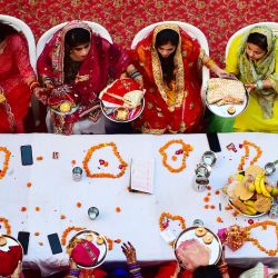 Mujeres casadas hindúes ofrecen oraciones durante las celebraciones del festival Karva Chauth, en el que las mujeres casadas ayunan todo el día y ofrecen oraciones a la luna por el bienestar, la prosperidad y la longevidad de sus maridos en Allahabad. | Foto:SANJAY KANOJIA / AFP