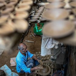 Un alfarero fabrica lámparas de aceite de tierra para utilizarlas como elemento decorativo antes del próximo festival de Diwali en Nueva Delhi. | Foto:Sajjad Hussain / AFP