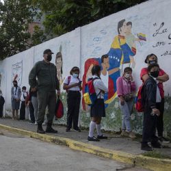 Padres de familia y estudiantes esperan en una fila para ingresar a la Unidad Educativa Distrital Consuelo Navas Tovar durante el regreso de las clases presenciales, en Caracas, Venezuela. | Foto:Xinhua/Marcos Salgado