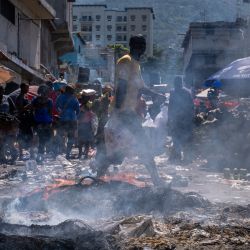 Un hombre pasa por delante de una barricada de neumáticos en llamas durante una huelga general y la falta de transporte, en medio de una escasez de combustible en Puerto Príncipe, Haití. | Foto:RICARDO ARDUENGO / AFP