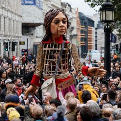 La pequeña Amal, una marioneta gigante que representa a una niña refugiada siria, llega a la catedral de San Pablo en la ciudad de Londres, como parte del proyecto artístico internacional The Walk. | Foto:Tolga Akmen / AFP