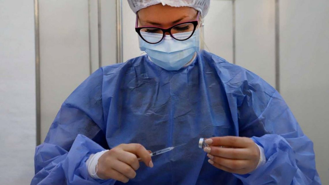 A health worker prepares to apply a dose of Covid-19 vaccine in Buenos Aires.