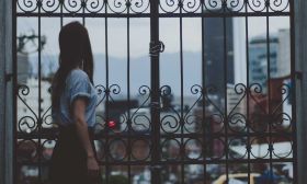 mujer-reja