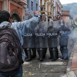 La policía antidisturbios bloquea una calle durante los enfrentamientos que se producen tras una marcha de miembros de organizaciones civiles y sociales, indígenas y de estudiantes, contra las medidas económicas impuestas por el gobierno, incluida la subida del precio de los combustibles, en medio del estado de excepción, en Quito. | Foto:Cristina Vega Rhor / AFP
