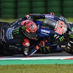 El piloto francés de Yamaha Fabio Quartararo conduce su moto durante el Gran Premio Emilia-Romagna de MotoGP en Misano Adriatico, Italia. | Foto:ANDREAS SOLARO / AFP