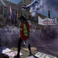 Mujeres protestan durante una manifestación con el lema "La fuerza de las mujeres es el futuro de todos" en Madrid. | Foto:OSCAR DEL POZO / AFP