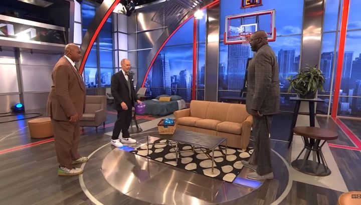 Los ex basquetbolistas Shaquille O’Neal y Charles Barkley no dejaron pasar la oportunidad de jugar su versión de la “Balloon Word Cup”