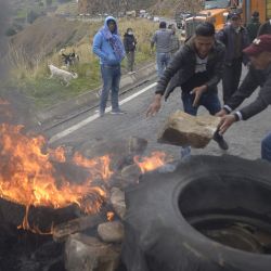 Indígenas bloquean una carretera que une la costa y la sierra, cerca de Zumbahua, en Ecuador, antes de una protesta contra las políticas económicas del gobierno, incluida la subida del precio del combustible, en medio del estado de excepción. | Foto:RODRIGO BUENDIA / AFP