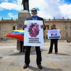 Políticos venezolanos en el exilio en Colombia protestan contra la visita del fiscal de la Corte Penal Internacional Karim Khan a Venezuela, en la plaza Bolívar de Bogotá. | Foto:JUAN BARRETO / AFP