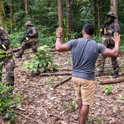 Soldados franceses del 9º Regimiento de Infantería de Marina asisten a un ejercicio de captura de cazatesoros ilegales durante un entrenamiento en la selva de la Guayana Francesa para entrar en la sección de Comando de Búsqueda y Acción en la Selva. | Foto:Jody Amiet / AFP
