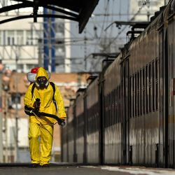 Un funcionario del Ministerio de Emergencias de Rusia con equipo de protección desinfecta la estación de ferrocarril Savelovsky de Moscú, en medio de la actual pandemia de la enfermedad por coronavirus Covid-19. | Foto:KIRILL KUDRYAVTSEV / AFP
