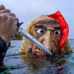 Un hombre disfrazado de Halloween nada en la costa de la ciudad de Batroun, en el norte de Líbano. | Foto:Ibrahim Chalhoub / AFP