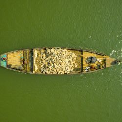 Vista aérea de un barco cargado con piedras en el río Jadukata, en Sunamganj, Bangladesh. | Foto:Xinhua