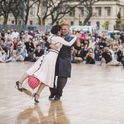 Los bailarines Hugo Mastrolorenzo y Agustina Vignau, realizan una presentación de "tango escenario", en el marco del programa "Argentina Florece", en la explanada del Centro Cultural Kirchner, en la ciudad de Buenos Aires. | Foto:Xinhua/Martín Zabala