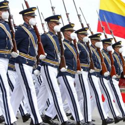 Militares participan en una ceremonia para conmemorar los 101 años de creación de la Aviación Nacional y el Día de la Fuerza Aérea Ecuatoriana, en la Base Aérea Mariscal Sucre, en Quito. | Foto:Cristina Vega Rhor / AFP