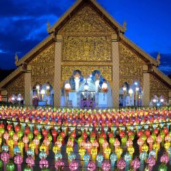 Imagen de linternas de colores en el Wat Phra That Hariphunchai, en Lamphun, Tailandia. La provincia de Lamphun de Tailandia celebró un gran festival de linternas en el Wat Phra That Hariphunchai, atrayendo a los turistas para colgar linternas y pedir deseos. | Foto:Xinhua/Wang Teng