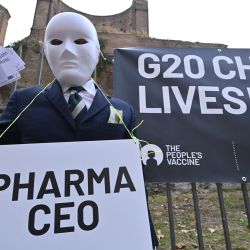 Un activista participa en una manifestación de activistas de Amnistía Internacional, Emergency y Oxfam para denunciar la situación de desigualdad en el acceso a las vacunas en el mundo, en la Piazza Vittorio de Roma, en vísperas de la Cumbre de Líderes del G20. | Foto:ALBERTO PIZZOLI / AFP