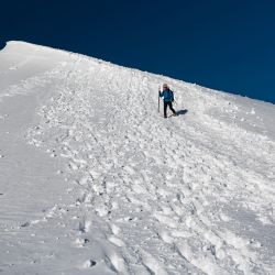 La investigadora Ninis Rosqvist desciende de la cima del sur del Kebnekaise, en el norte de Suecia, después de tomar mediciones con GPS sobre la altura de la montaña. | Foto:JONATHAN NACKSTRAND / AFP