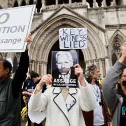 Los manifestantes sostienen pancartas durante una manifestación frente a los Tribunales Reales de Justicia en Londres, el segundo día de una audiencia de apelación del gobierno de Estados Unidos contra la negativa del Reino Unido a extraditar al fundador de WikiLeaks, Julian Assange. | Foto:Tolga Akmen / AFP