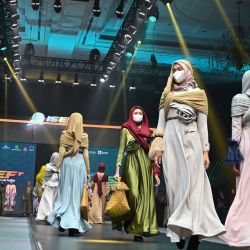 Modelos muestran creaciones durante un desfile de moda musulmana en el Festival Económico de la Sharia de Indonesia en Yakarta. | Foto:ADEK BERRY / AFP