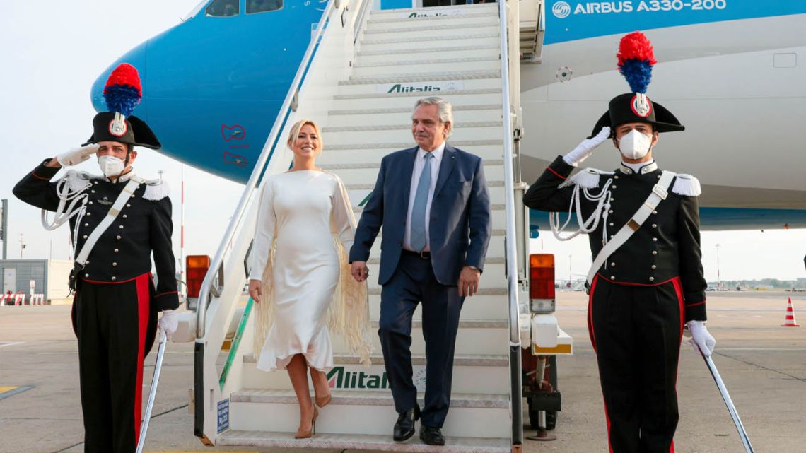 President Alberto Fernández and First Lady Fabiola Yáñez arrive in Rome, October 29, 2021.