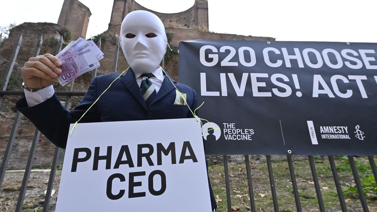 Un activista participa en una manifestación de activistas de Amnistía Internacional, Emergency y Oxfam para denunciar la situación de desigualdad en el acceso a las vacunas en el mundo, en la Piazza Vittorio de Roma, en vísperas de la Cumbre de Líderes del G20. | Foto:ALBERTO PIZZOLI / AFP