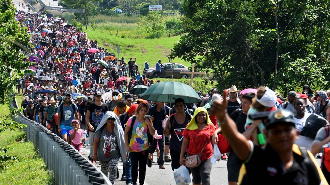 Migrantes que se dirigen en caravana hacia Estados Unidos, caminan hacia la Ciudad de México para solicitar asilo y refugio en Huixtla, Estado de Chiapas, México. | Foto:ISAAC GUZMAN / AFP