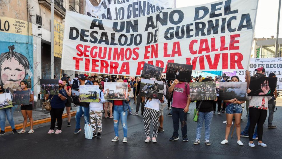 Vecinos de Guernica y organizaciones de izquierda protestan al pie del Puente Pueyrredón. 20211029