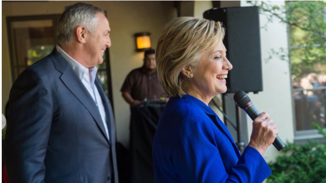 Marc Stanley en un acto de Hillary Clinton, para quien también juntó fondos para la campaña presidencial.