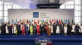 Los presidentes del G20, en la imagen junto a profesionales de la salud que lucharon contra la pandemia.