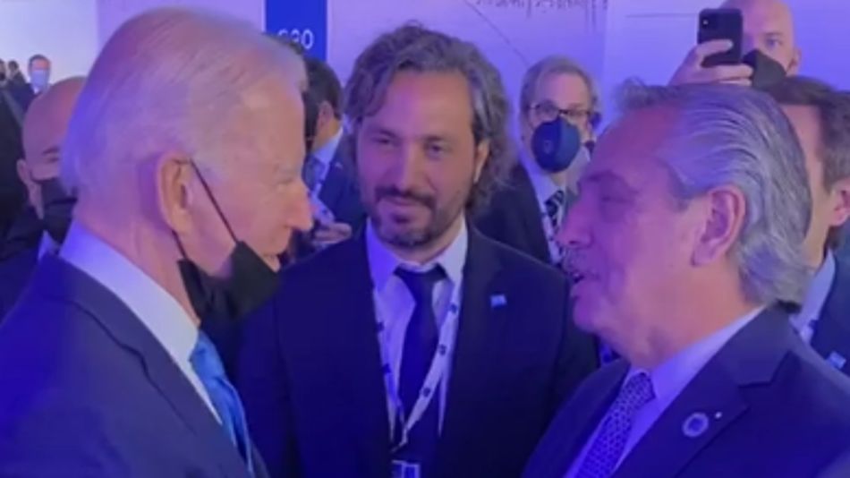 Alberto Fernández saludando a Joe Biden, en la Cumbre del G20 en Roma.