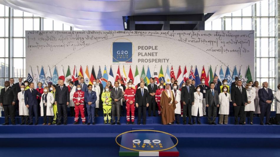 Los presidentes del G20, en la imagen junto a profesionales de la salud que lucharon contra la pandemia.
