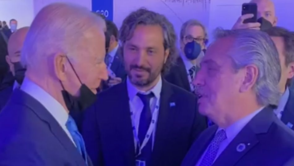 Alberto Fernández saludando a Joe Biden, en la Cumbre del G20 en Roma.