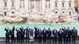Muchos de los líderes del G20, cumpliendo con el lanzamiento de la moneda en la mítica Fontana di Trevi, en Roma.