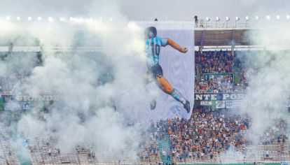 En Córdoba. En el minuto 10 de Talleres-Huracán, el partido se paró para aplaudir y desplegar esta bandera gigante.
