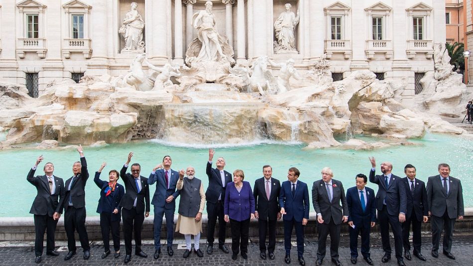 Muchos de los líderes del G20, cumpliendo con el lanzamiento de la moneda en la mítica Fontana di Trevi, en Roma.