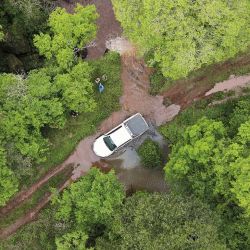 Vista de dron de una de las camionetas atravesando el salto Rosa Mística, oculto entre la vegetación misionera. Coordenada:  S27º3’36” W54º22’30”.
