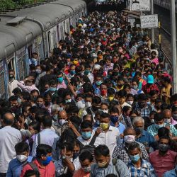 Los viajeros caminan por un andén después de salir de un tren local de cercanías en Calcuta, ya que los servicios ferroviarios reanudaron la normalidad después de circular con las restricciones impuestas anteriormente para frenar la propagación del coronavirus Covid-19. | Foto:DIBYANGSHU SARKAR / AFP
