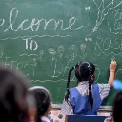 Una niña dibuja en un pizarrón dentro de un aula en Nueva Delhi mientras las escuelas reabren después de meses debido a la pandemia del coronavirus Covid-19. | Foto:MONEY SHARMA / AFP