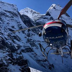 Esta imagen muestra un helicóptero de rescate sobrevolando el lugar de la avalancha en la montaña Ama Dablam, en la región del Everest, a unos 140 kms al noreste de Katmandú, donde al menos tres alpinistas franceses estaban desaparecidos después de que una avalancha golpeara la zona de Nepal. | Foto:Kailash Helicopter Services / AFP
