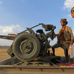 Combatientes leales al gobierno de Yemen respaldado por Arabia Saudí ocupan una posición cerca de la línea de frente de al-Jawba, frente a los rebeldes hutíes respaldados por Irán, en la provincia nororiental del país, Marib. | Foto:AFP
