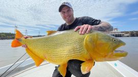 Uno de mis compañeros lanzó un señuelo popper y tuvo 3 ataques impresionantes.