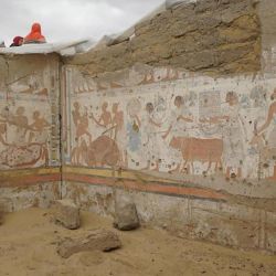 La entrada es la única parte descubierta y está tallada en piedra grabada con escenas que representan al dueño de la obra