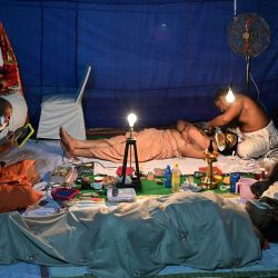 Artistas de Kathakali se preparan entre bastidores antes de una actuación con motivo del  | Foto:Sajjad Hussain / AFP