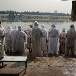Miembros de la comunidad Sabean-Mandae de Irak participan en un ritual para celebrar el Día de la Prosperidad a orillas del río Tigris en la capital Bagdad. | Foto:SABAH ARAR / AFP