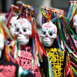 Personas caracterizadas participan en el Gran Desfile de Día de Muertos, en la Ciudad de México, capital de México. | Foto:Xinhua/Francisco Cañedo
