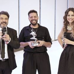 Ulises Stegmayer, Director Artístico L´Oréal Argentina, el ganador y Macarena Ibarguren, Directora MKT L´Oréal Professionnel durante el anuncio. 