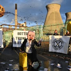 Activistas climáticos del grupo Ocean Rebellion, se manifiestan frente a la planta de la refinería y el centro petroquímico de INEOS en Grangemouth, Escocia, durante la Conferencia sobre el Cambio Climático de la ONU COP26 que se celebra en Glasgow. | Foto:BEN STANSALL / AFP