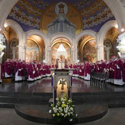 Los obispos de la CEF (Conferencia de Obispos de Francia) asisten a una misa en la Iglesia católica francesa, en Lourdes. | Foto:VALENTINE CHAPUIS / AFP
