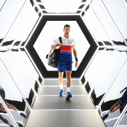 El serbio Novak Djokovic llega para jugar contra el húngaro Marton Fucsovics durante su partido de tenis individual masculino en el segundo día del ATP Paris Masters en The AccorHotels Arena en París. | Foto:CHRISTOPHE ARCHAMBAULT / AFP